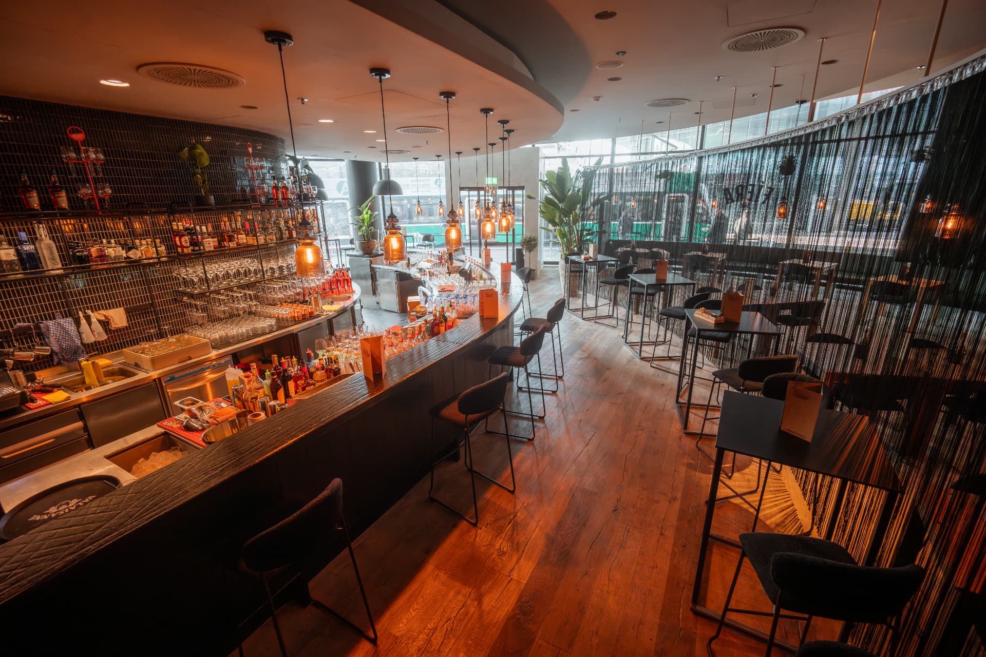 Die geschwungene Bar der Fíera
